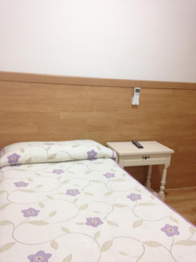 Basic Single Room with Shared Bathroom,972192367:JPEG